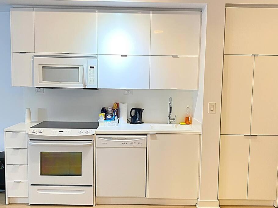 Stunning Condo Wit Amazing View 5Mins From Cntower Toronto Exterior photo